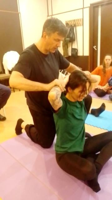 Массаж шейно-воротниковой зоны, положение сидя на полу