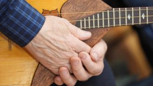 Учитель игры на балалайке душил детей и платил им за молчание