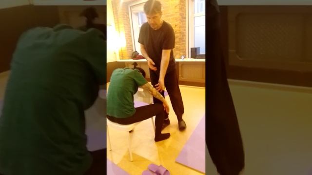 Массаж шейно-воротниковой зоны, положение на стуле