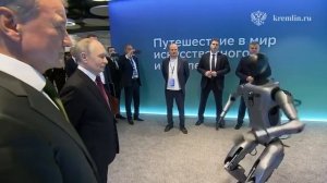 Путину показали российского антропоморфного робота, разработанного Сбером