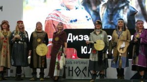 Людмила Юлтыгина показывает коллекцию одежды