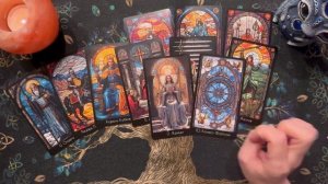 Таро-расклад "Что он думает о вас" ❤️