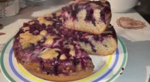 Пирог из черной смородины в мультиварке