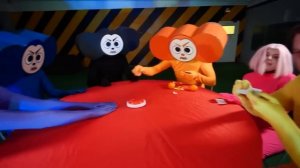 Когда вы увидите этот автобус ЦВЕТНЫХ ЧЕБУРАШЕК, не проезжайте мимо него! **БАНДА ЧЕБУРАШЕК**