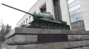 МОСКВА. УЛ.СОВЕТСКОЙ АРМИИ. Памятник экипажу АПЛ Курск. Памятник воинам-десантникам.