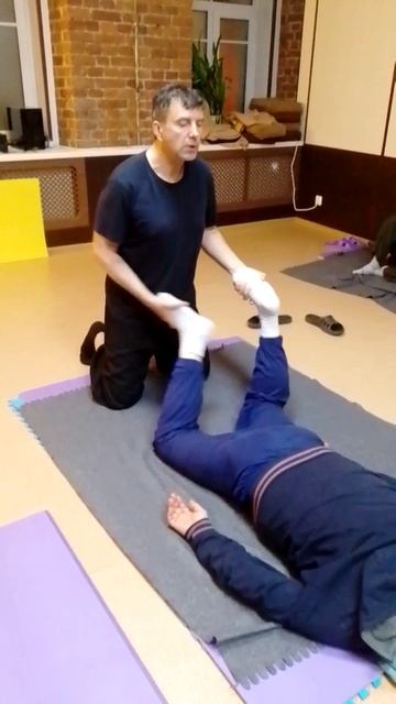 Массаж ног - положение на животе, раскачки