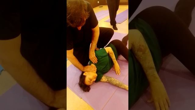 Массаж шейно-воротниковой зоны, положение на спине и боку