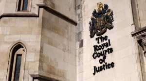 Сын-миллионер попытался посадить 80-летнюю мать в тюрьму ради роскошного дома