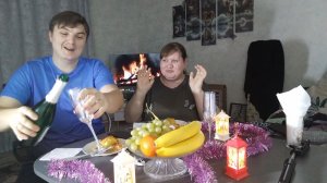 Весёлая Семейка 45 / НОВОГОДНЕЕ ГОРЯЧЕЕ, КОТОРОЕ СЪЕДЯТ ПЕРВЫМ! / МУКБАНГ