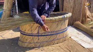 Процесс плетения столика из бамбука.