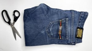 Больше не выбрасываю старые джинсы 🧵 Сшила за вечер простую сумочку на молнии