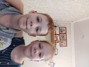 общаюсь со зрителями вместе с сестрой