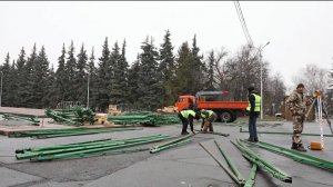 В Уфе на площади Ленина начали устанавливать главную новогоднюю елку