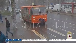 Водитель автобуса сбил пенсионерку, десятки метров тащил её под днищем автобуса, и она выжила