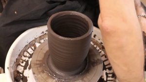 Суровая шамотная глина в нежных руках гончара.