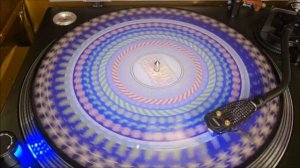 Необычные виниловые пластинки с подвижными изображениями к зимним праздникам