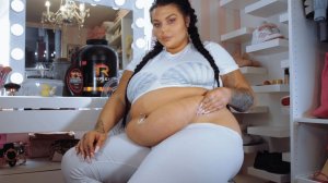 девушка играет с животиком