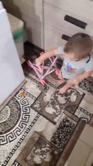 1 годик , 29 дней. Маша катает детскую трость.