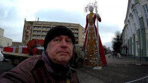 Геннадий Горин на площади, новогодняя ёлка и большая фигура снегурочка. Площадь Ленина, город Орёл