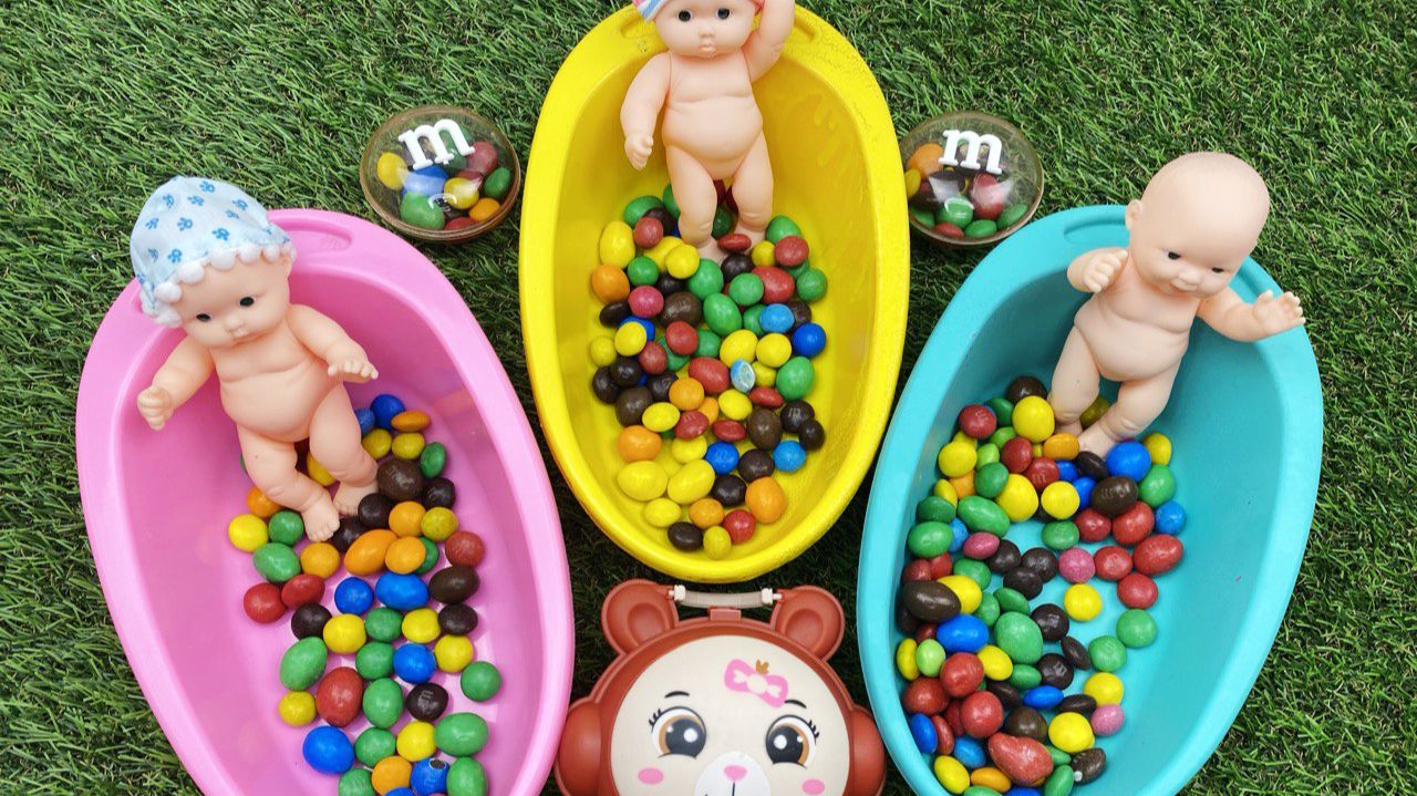 Мультики для девочек. Смешиваем разноцветные шарики и слайм в ванночках. Мультики для малышей