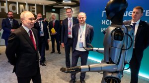 Путину показали танцующего робота Грина и умный банкомат