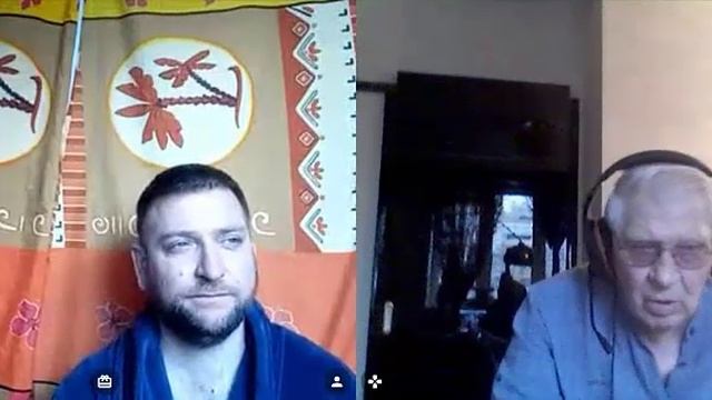 Спать на одной подушке - еще не означает видеть одни и те же сны...(Китайск. погов.)