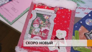 Уютные домики со светящимися окнами и блестящие снежные шары