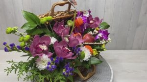 Композиция из двух видов орхидей в сундучке