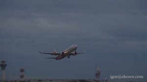 Боинг 737 Малазийских авиалиний взлетает из аэропорта Куала Лумпура на рассвете.