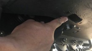 Где находится пробка маслосливного отверстия на модели Brokk 120d