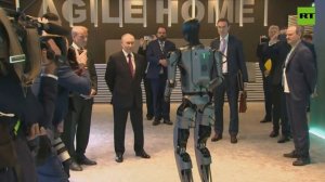 أول روبوت روسي يشبه الإنسان يؤدي رقصة أمام بوتين