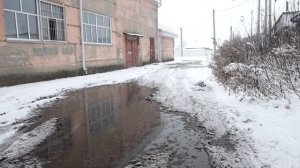 Лужа на ул. Репина в Бийске во время дождей и мокрого снега захватывает почти всю дорогу