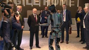 Владимир Путин осмотрел выставку в рамках конференции "Путешествие в мир искусственного интеллекта"