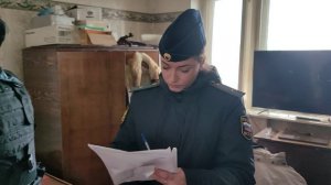 Судебные приставы посетили квартиру пенсионера, где развелось полчище тараканов