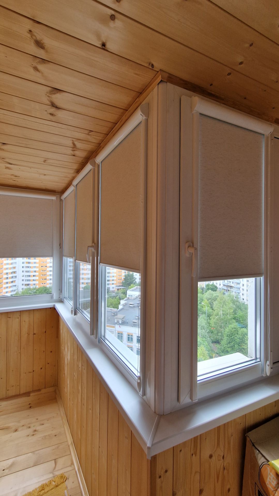 Кассетные рулонные шторы уни2 на лоджию. Ткань Респект блэкаут белый лен.