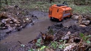 Радиоуправляемые машины Урал и Камаз гоняют по грязи и бездорожью