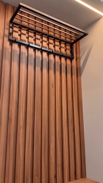 Интерьер прихожей: шкафы до потолка и большое зеркало с подсветкой