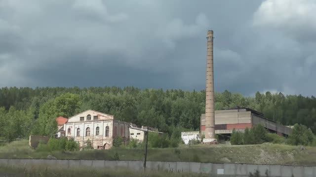 На руинах Знаменского стеклозавода.