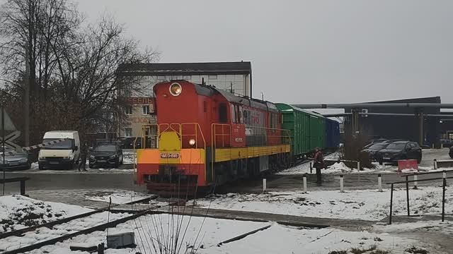 Тепловоз ЧМЭ3 вывозит грузовой состав с заводской территории в г. Кирове (18.11.2025)