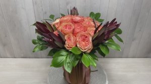 Букет из пионовидных роз и леукадендрона