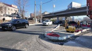 На перекрёстке Русской и проспекта 100-летия Владивостока распределяют транспортные потоки.