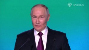 Владимир Путин выступает на пленарном заседании конференции AI Journey-2025, 19 ноября 2025