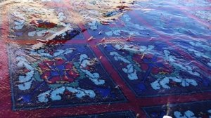 Стираю ковер во дворе, порошок все пятна почистил, очень удобно