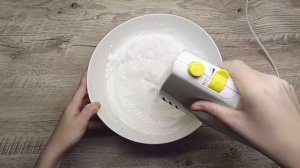 Меренговый рулет с вишней: Легкий десерт, который тает во рту.