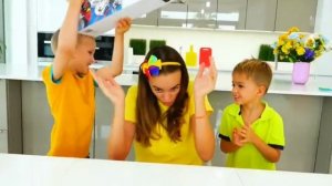 Ники и Влад играют с радио машинками и веселятся! Видео для детей!