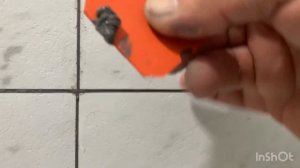 Как затирать силиконом швы плитки ?