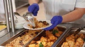 18 человек отравились в столовой колледжа в Сургуте