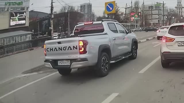 Вы только посмотрите, что исполняет этот пикап на светофоре!