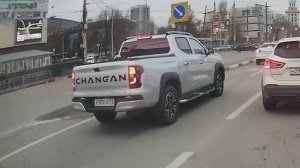 Вы только посмотрите, что исполняет этот пикап на светофоре!