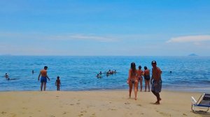 Красивые девушки в красивых микробикини гулят по бразильскому пляжу